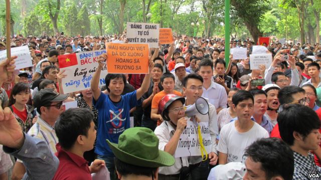 Người biểu tình giương biểu ngữ và hô khẩu hiệu phản đối tại công viên đối diện với Ðại sứ quán Trung Quốc ở Hà Nội, ngày 11/5/2014.