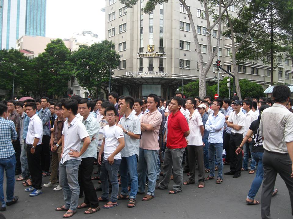 Xếp ngay hàng thẳng lối, các anh chuẩn bị biểu tình hay các anh đang chờ được cấp phát sổ gạo như trong thời kỳ bao cấp?