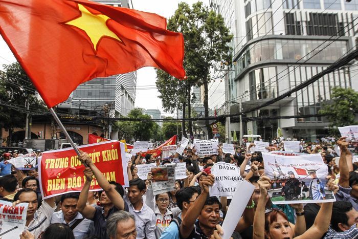 PHOTO: Vietnamese protesters staged large anti-China demonstrations in Ho Chi Minh City on May 11, 2014. (AFP: Le Quang Nhat)